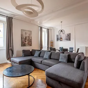 Exclusive 3 Bedrooms In Brera Appartamento